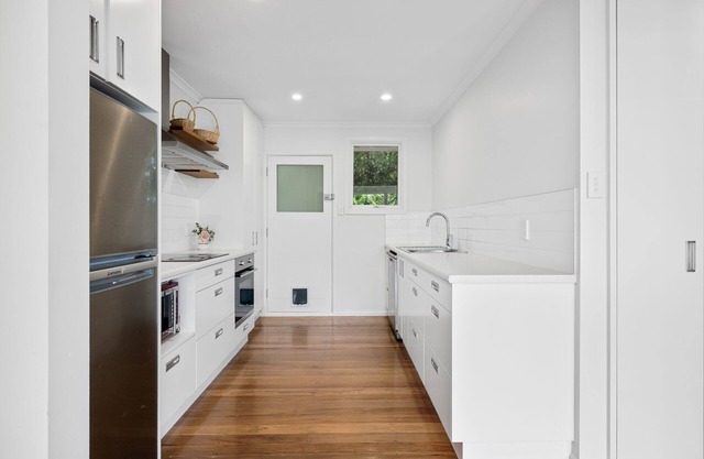 Queen Size Bedroom Near Hagley Park sharing kitchen & Bathroom with host & guest