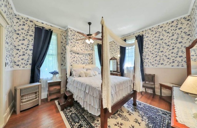 Queen Size Suite with a shared Hallway Bath