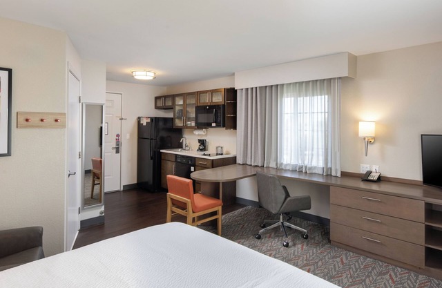 Queen Studio Escape! 2 Unit Pet Friendly Stay w/Outdoor Pool, Steps to Disney!