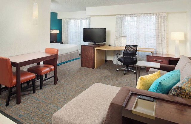 Queen Studio, Hyatt House Chicago, Complimentary Breakfast, Shopping Proximity