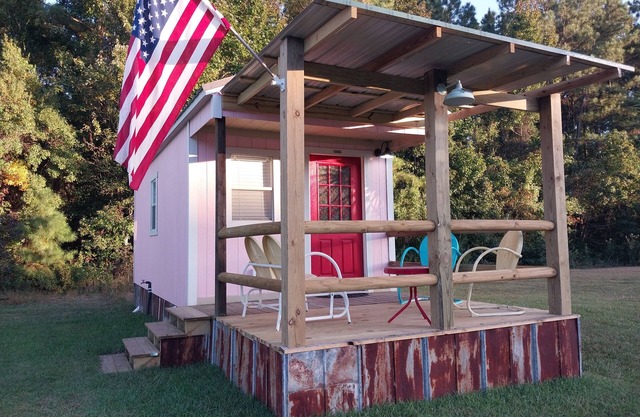 Queen Suite Minutes to Beach Shopping Nature Trails Boating Historic Sites