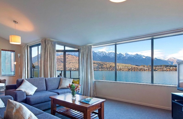 Queenstown Escape | Heated Pool & Stunning Lake Views | 2 Bedrooms