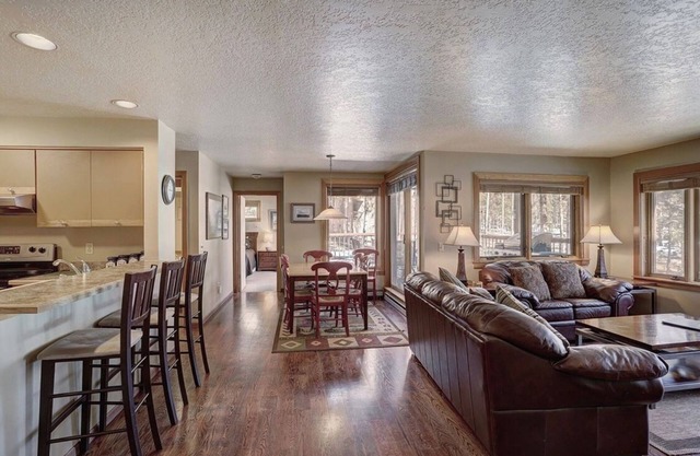 Quicksilver Lodge+Free Shuttle to ski lifts+ample parking