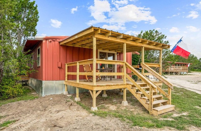 Quiet 1BR Cabin Near Stephenville Country Views