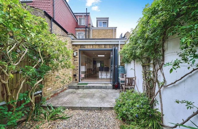 Quiet 2-bed, 2-bath, Brixton/Clapham House in Zone 2 with speedy internet