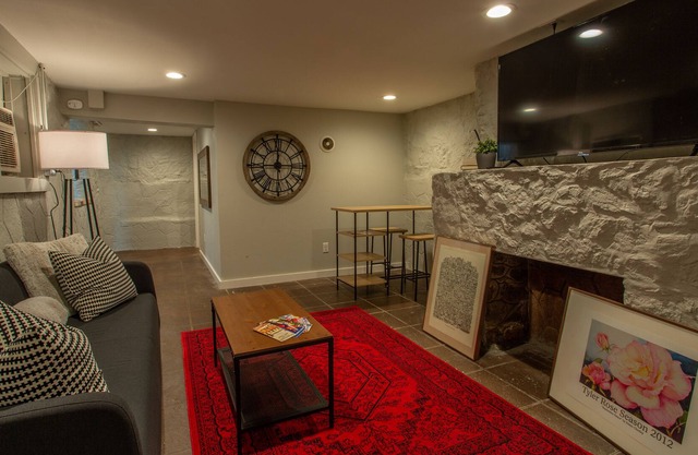 Quiet 2 Bedroom Basement Apartment - 5 min to Hospitals and Downtown!