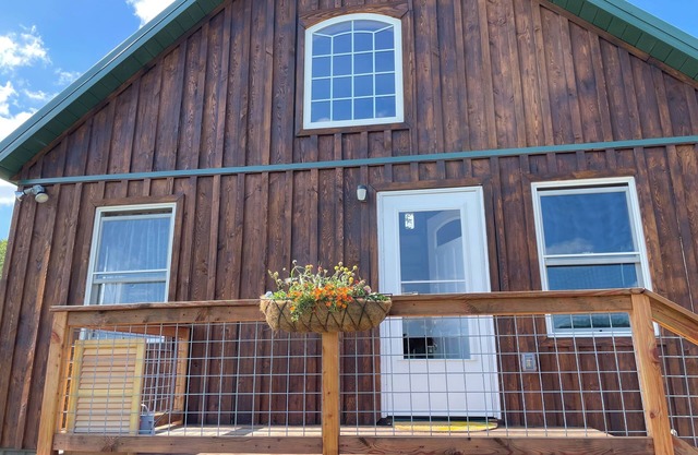 Quiet 2-bedroom country cabin with scenic views 3 miles from Norwich NY.