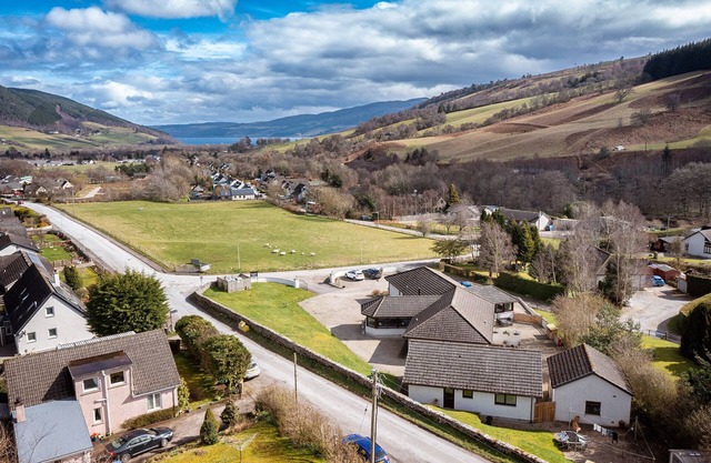 Quiet 2 bedroom cottage with a beautiful view of Loch Ness