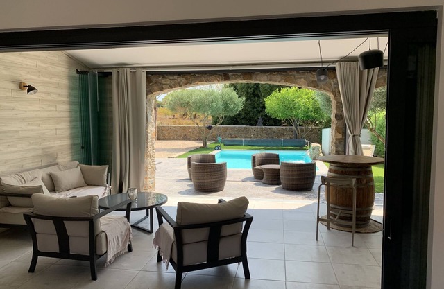 QUIET 2 STEPS FROM THE SEA - PRIVATE POOL