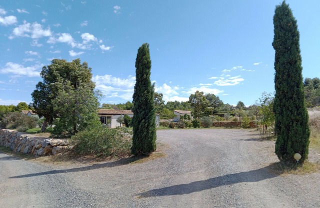 Quiet 80m2 gîte with swimming pool in the heart of nature between vineyards and garrigue