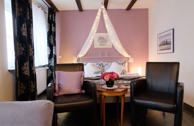 quiet accommodation in a central location 2km to Heidelberg