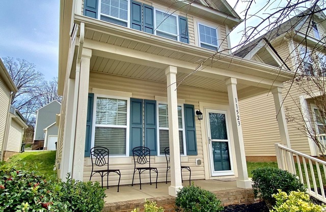 Quiet and Beautiful House in a WONDERFUL location near 2 Lakes and Charlotte!