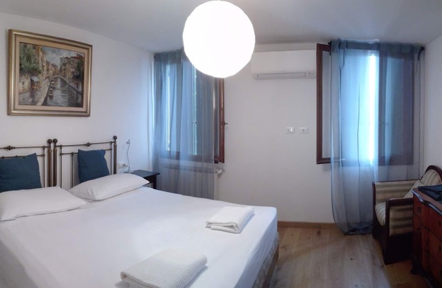 Quiet and confortable double bedroom in Casa Argia in Mira near Venice