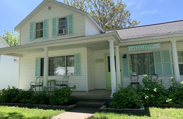 Quiet and cozy cottage, in town