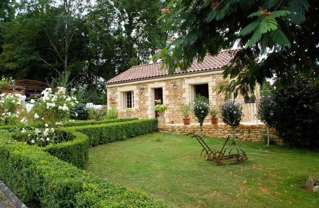QUIET AND RESTFUL: GITE 2 Pers, SWIMMING POOL, near SARLAT, DORDOGNE PERIGORD NOIR.