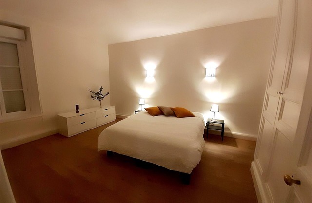 Quiet apartment in the center of town with closed garage at the bottom of the house