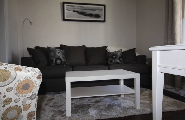 Quiet apartment in Pointe-Claire Village near water