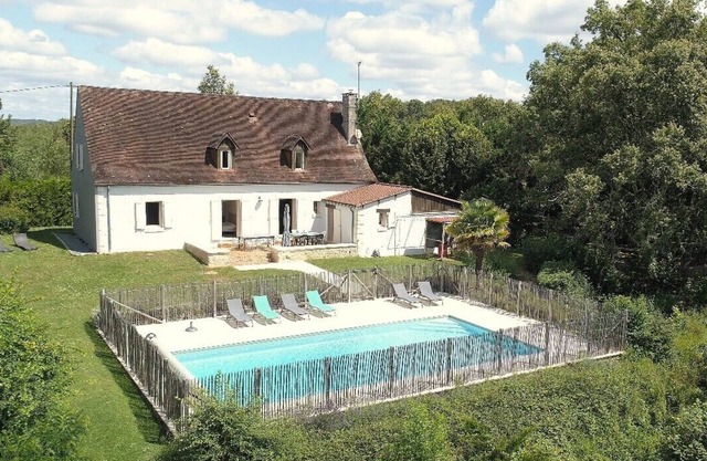 Quiet black Perigord villa with private heated pool 15pers