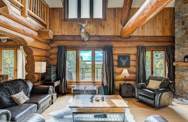 Quiet Escape in a Log cabin Overlooking the Bay. Hottub, Nature and Tranquility.