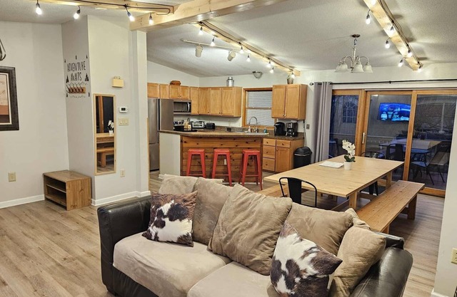 Quiet Cabin Escape with hot tub for max 10 adult + kids