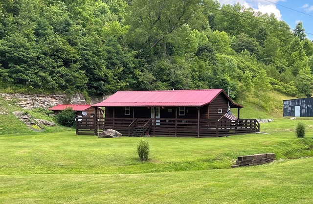 Quiet cabin in the hills close to the trails and other outdoor activities.