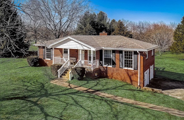 Quiet Cabin on Private Acre, 5 min to I-40 & shopping &15 to Downtown Nashville!