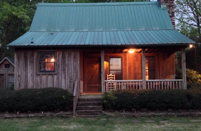Quiet, Charming & Beautiful 2 Bedroom Cabin on the Little Red River