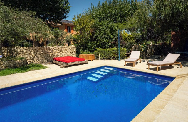 Quiet, charming farmhouse with large swimming pool and Mont Ventoux view Ideal for families