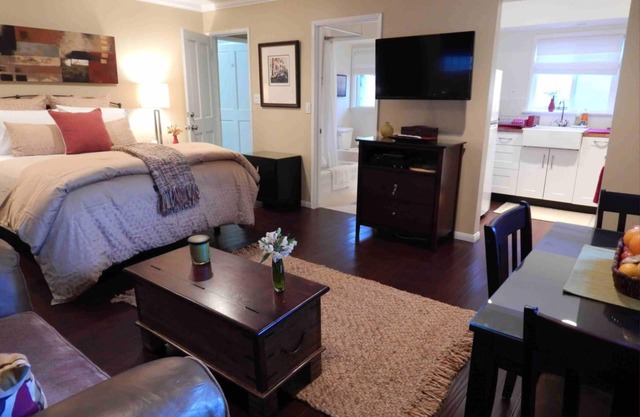 Quiet Chic Studio Apartment with secure parking In Valley Village.