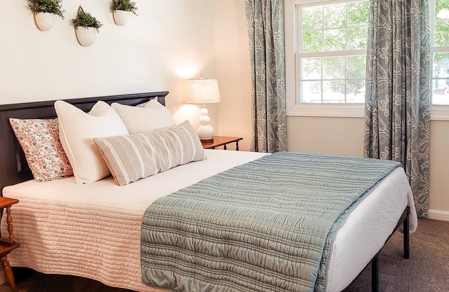 Quiet Clean Cozy Whole Home Sleeps 8 ~ Walk to Water ~ Fast Wi-fi ~ Hike Nearby!
