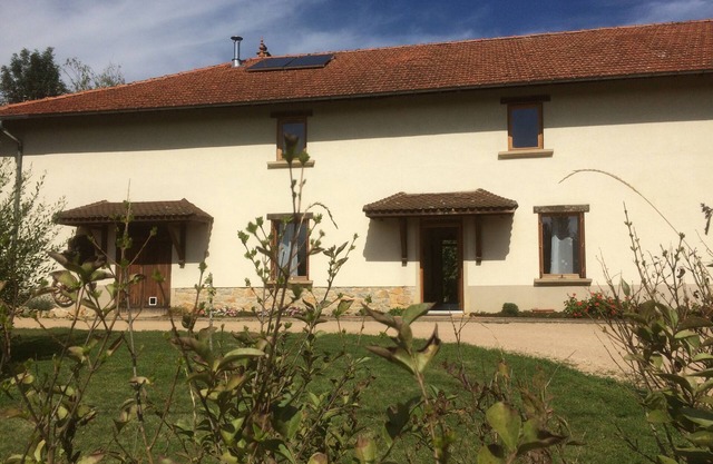 Quiet cottage, in a renovated farmhouse with swimming pool, 15 min Bourg-en-Bresse