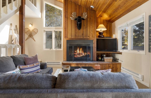 Quiet Colorful Fall! 3 Nights 10% off Now into November