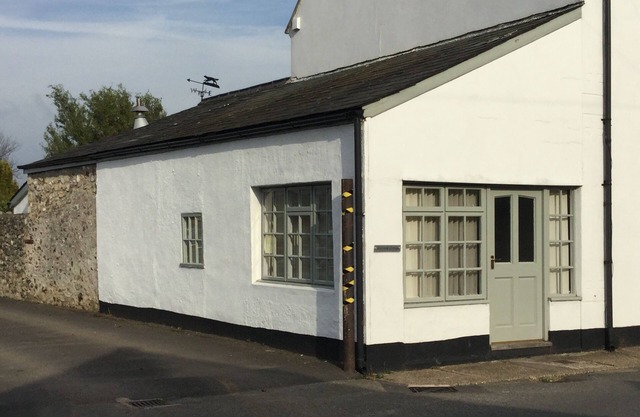 Quiet comfortable cottage, near the river estuary and with two local village pub