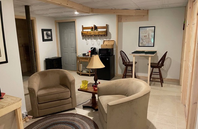 Quiet, comfy guest quarters just three miles from Freeport! And only one unit!