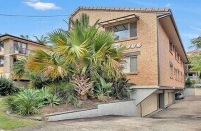 Quiet Complex, Close to James St Burleigh