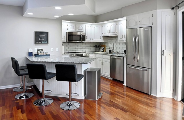 Quiet condo with king suite 4 miles from the beach,private balcony,pool hot tub.