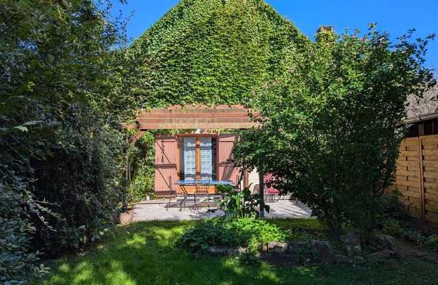 Quiet cottage with private garden near forest & Loire