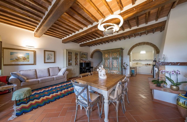 Quiet country house with swimming pool. A stone's throw from Chianti