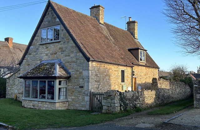 Quiet Cowfair Cottage In Central Cotswolds With Lovely Garden