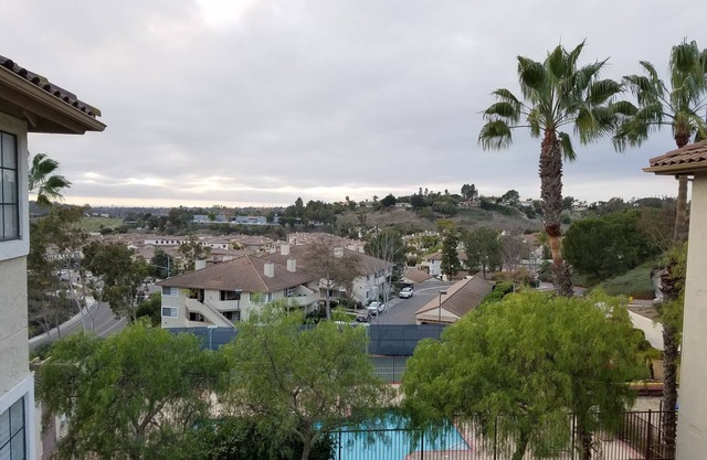 Quiet, cozy, gated sanctuary for work or play near beaches, shopping and more!
