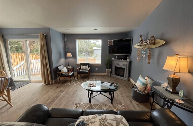 Quiet, cozy house in Westport near the beaches, downtown, fishing docks/marina.
