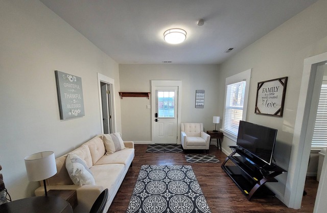 Quiet Cozy Modern Oasis Minutes To Downtown RVA!
