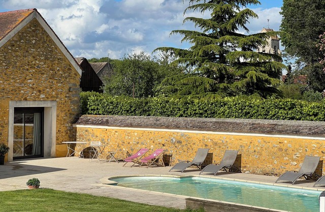 Quiet family home with garden and pool