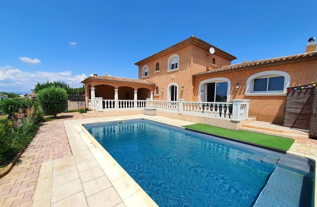 Quiet family home, swimming pool, 20 min from beaches. Superb view over vineyards.