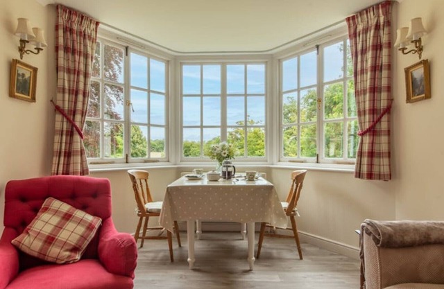 Quiet flat in pretty woods. Ideal for walkers & cycling. Near Henley-on-Thames.