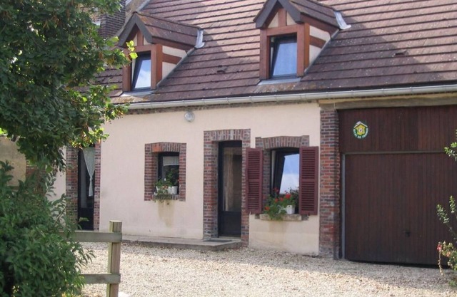 Quiet Cottage near Paris, Sleeps 7, Green Surroundings
