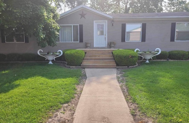 Quiet Getaway 5 minutes from Galesburg with pool and hot tub