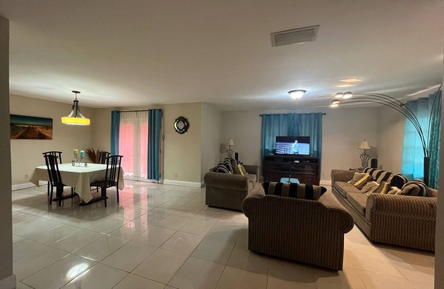Quiet getaway near Xanadu Beach, Freeport with Central Air, WiFi & free parking.