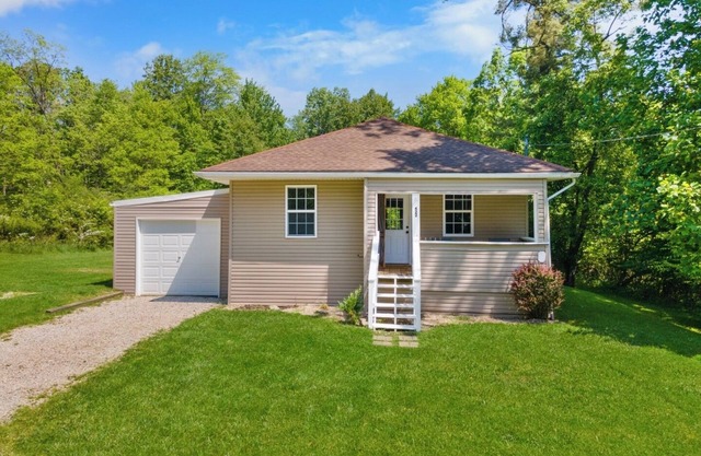 Quiet home close to Reformatory and downtown. Firepit, deck, & disc golf basket
