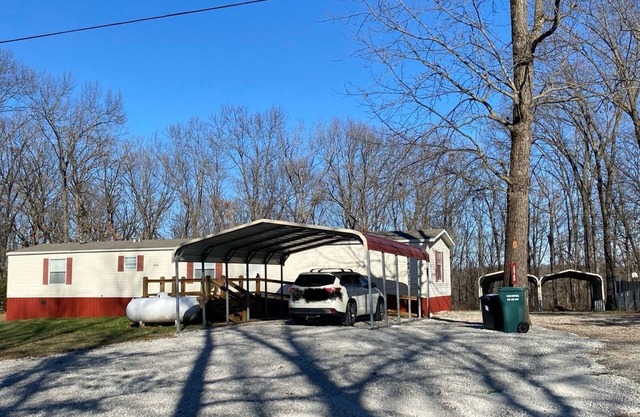 Quiet home near Berry Bend boat ramp with carports